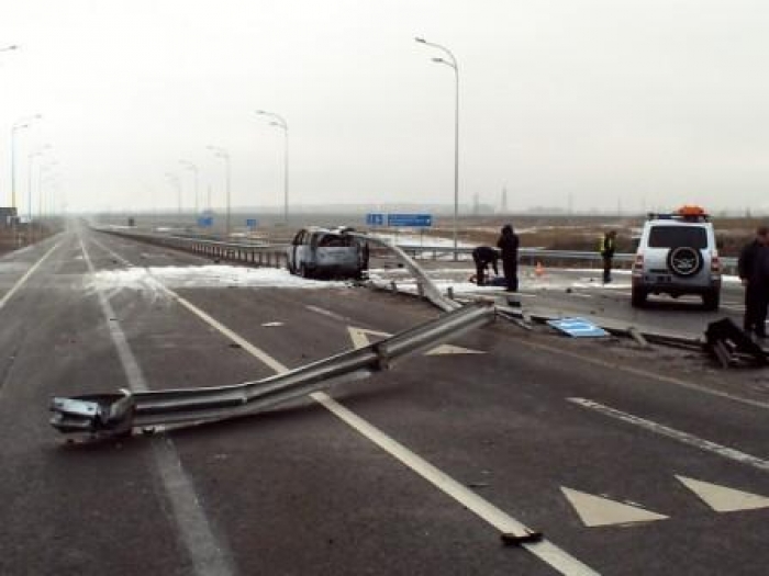 В Киеве автомобиль нанизался на отбойник. ВИДЕО