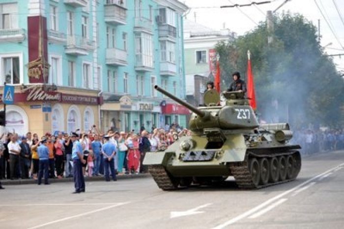 В центр Луганска для фотосессии привезли танк