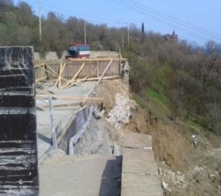В Крыму дорога рухнула в обрыв
