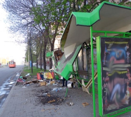 В Луганской области иномарка разнесла остановку