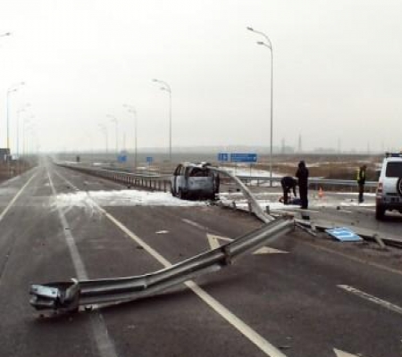 В Киеве автомобиль нанизался на отбойник. ВИДЕО