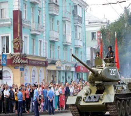 В центр Луганска для фотосессии привезли танк